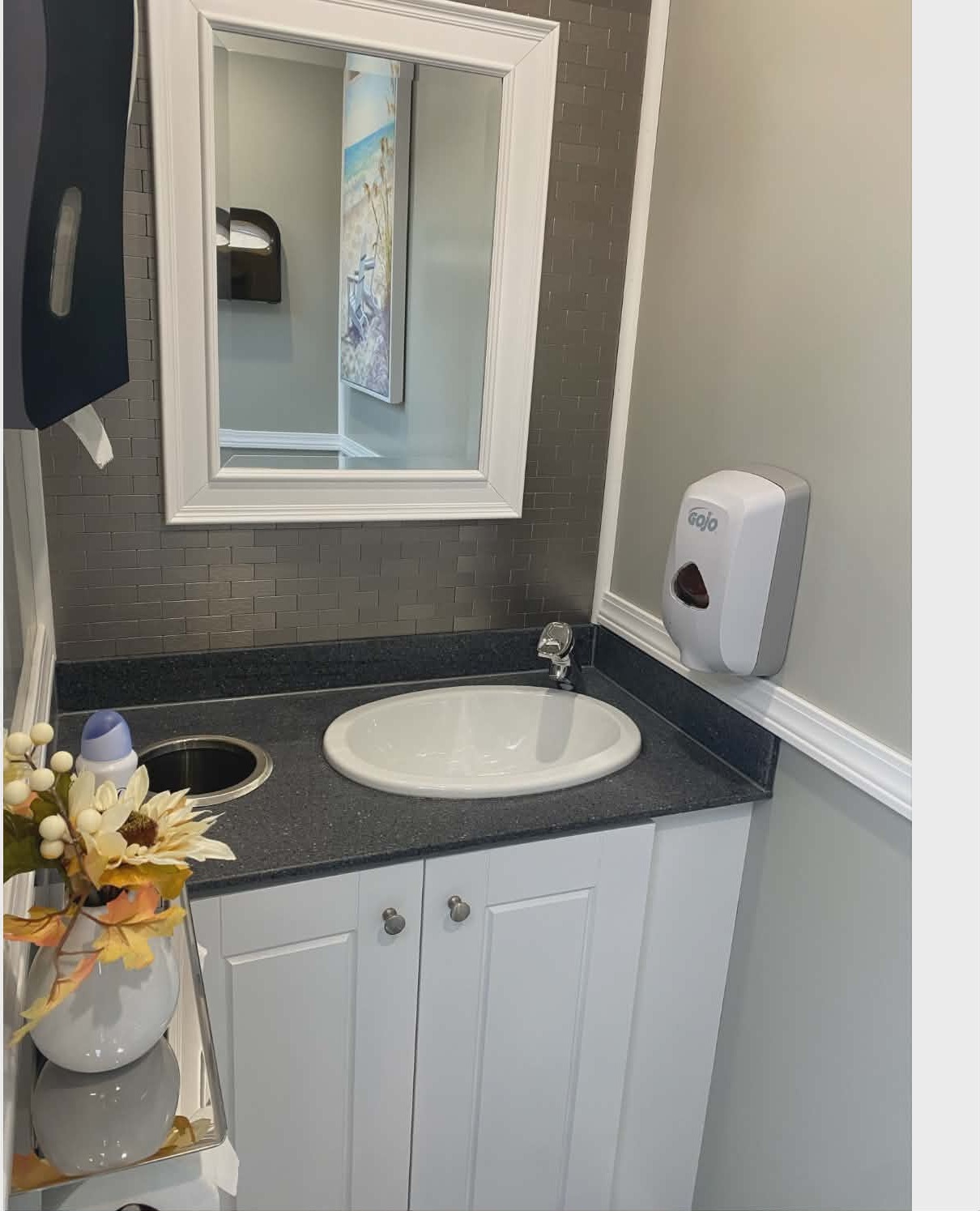 KLASSIK Restrooms 4-Unit Women's Suite Interior — Floral Décor, Gold Round Shelf, Mediterranean Canvas Art